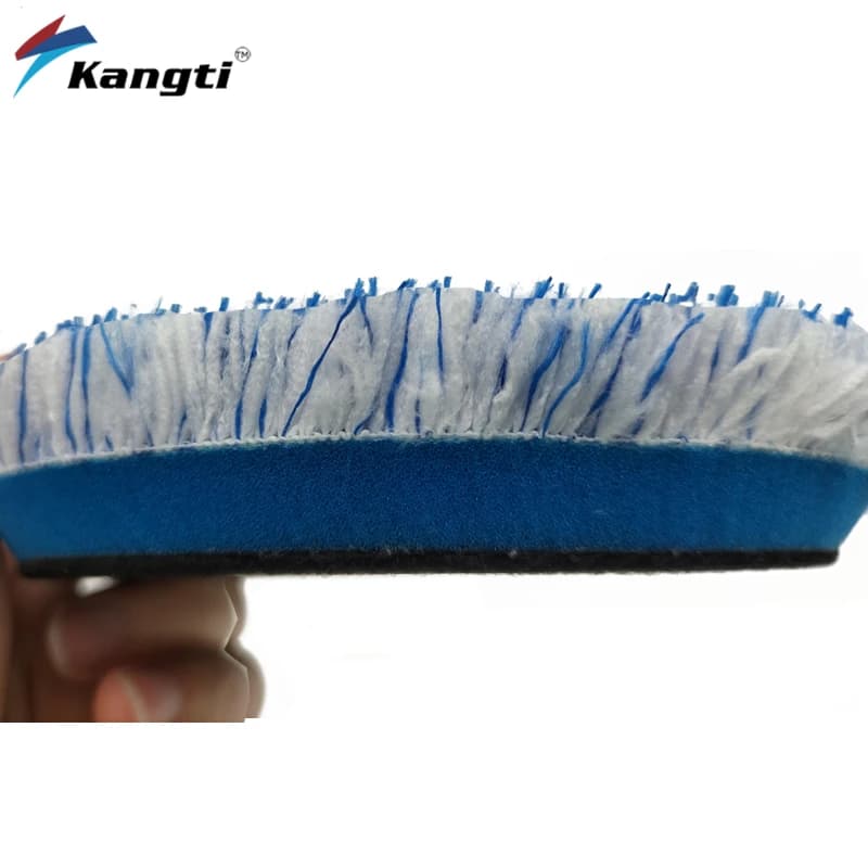 Disco de polimento automotivo Kangti microfibra azul e branca segurado pela lateral