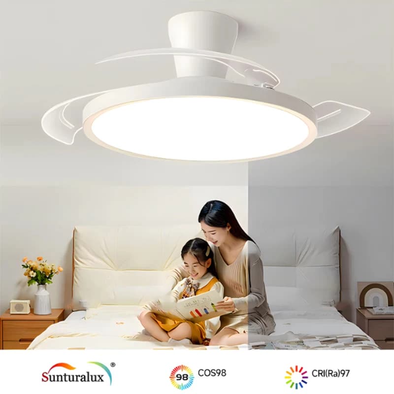 Ventilador de teto branco com luz LED iluminando quarto, lâminas transparentes e design moderno