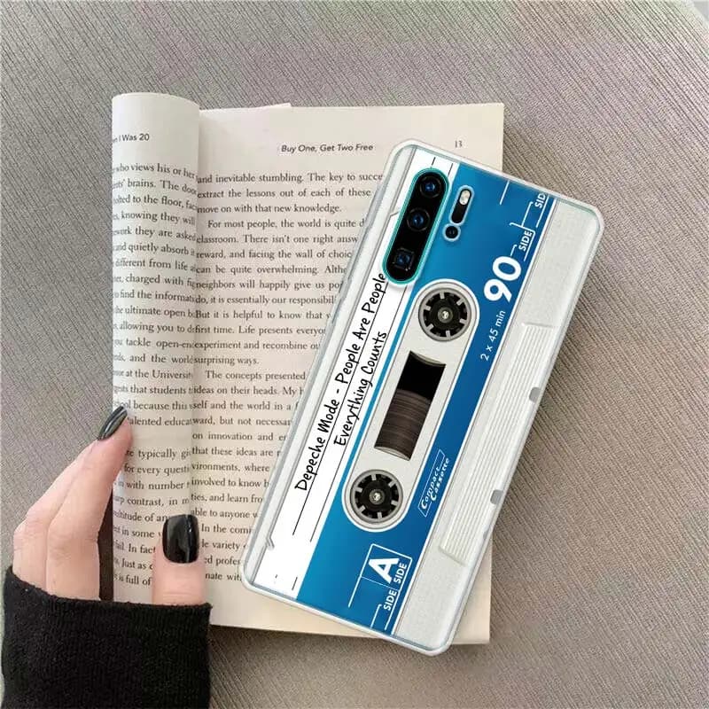 Capa para Xiaomi Poco X4 estilo fita cassete vintage multicolorida azul com detalhes brancos