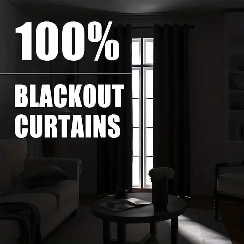 Cortinas blackout pretas bloqueando totalmente a luz em ambiente escuro para quarto