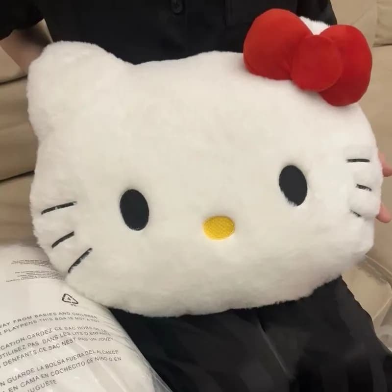 Travesseiro de pelúcia Hello Kitty branco com detalhes em preto e vermelho