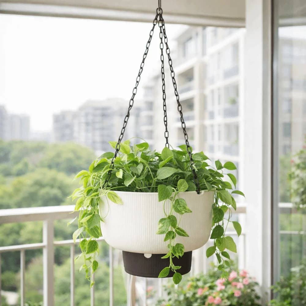 Vaso suspenso autoirrigável branco com planta verde pendente