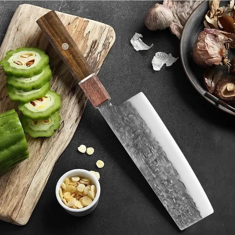 Faca de cozinha profissional WXCOO Kiritsuke com cabo de madeira preto em superfície escura ao lado de legumes