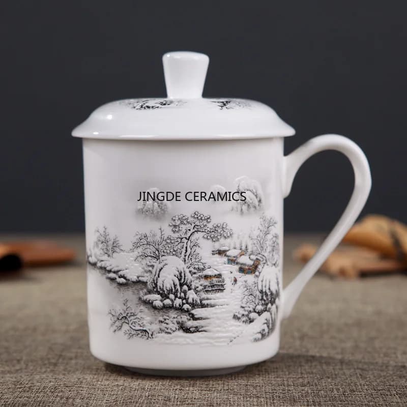 Caneca Jingdezhen branca com tampa e pintura preta detalhada de paisagem tradicional chinesa