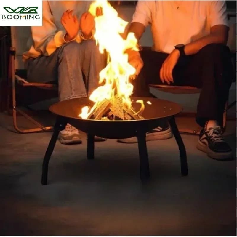Fogueira ao ar livre com chamas acesas para acampamento e churrasco, fogueira a carvão com isolamento para inverno