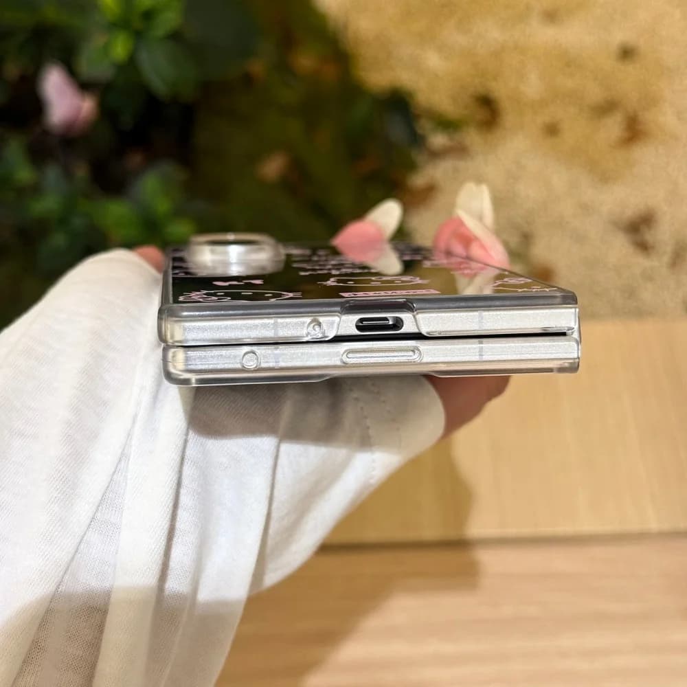 Detalhe lateral da capa para Galaxy Z Fold 7 espelhada bege claro com botões acessíveis e design fino