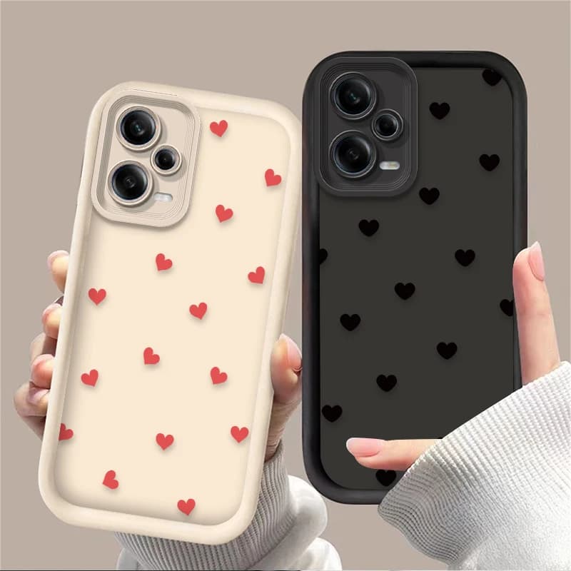 Capa protetora para smartphone com corações vermelhos em fundo branco e preto
