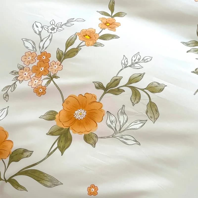 Detalhe da estampa floral amarela e folhas verdes em tecido do conjunto de roupa de cama 4 peças full amarelo