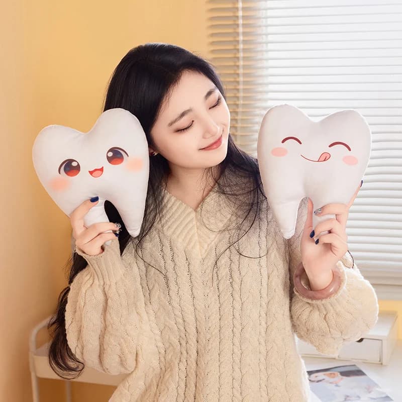 Brinquedo de pelúcia dente branco kawaii com rosto sorridente, almofada macia infantil