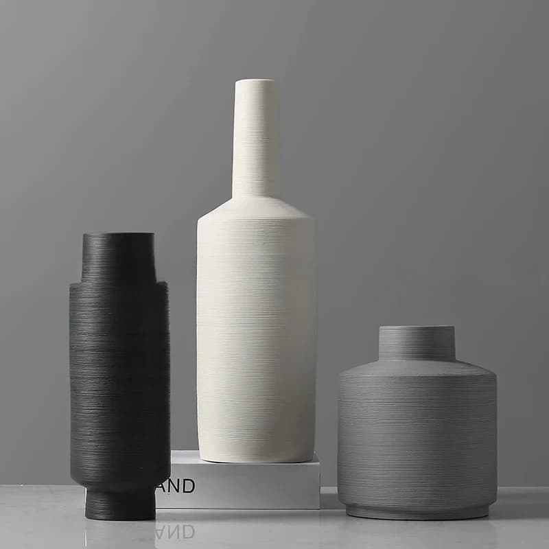 Conjunto 2 vasos decorativos Jácotei em cerâmica preto e branco com design minimalista moderno