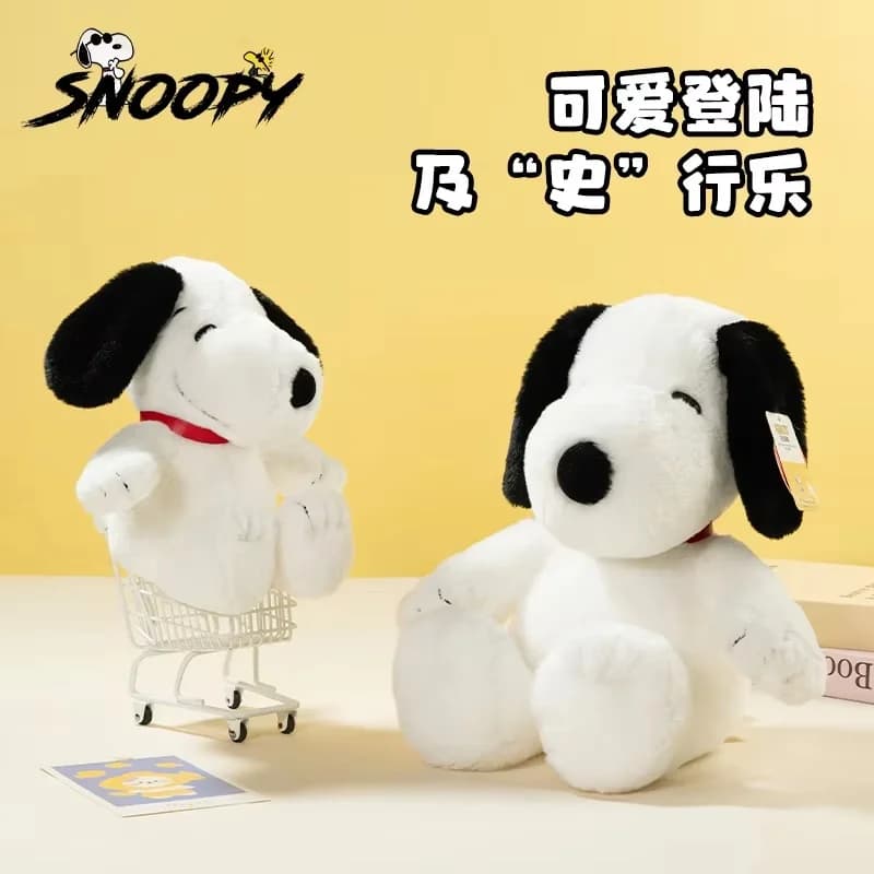 Bonecos de pelúcia do Snoopy em um piquenique com gramado e céu ao fundo.