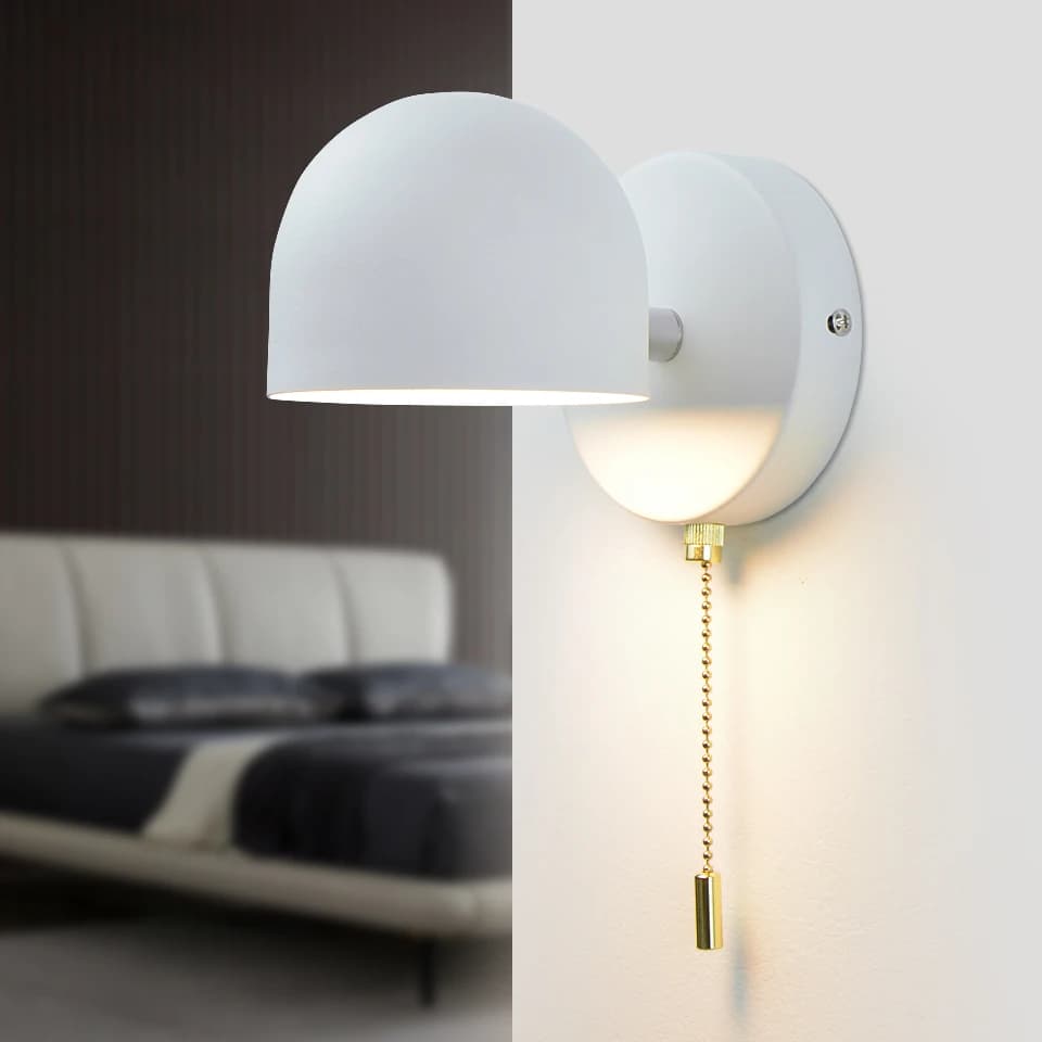 Lâmpada de parede LED nórdica branca com interruptor e plugue, iluminada e posicionada na parede.