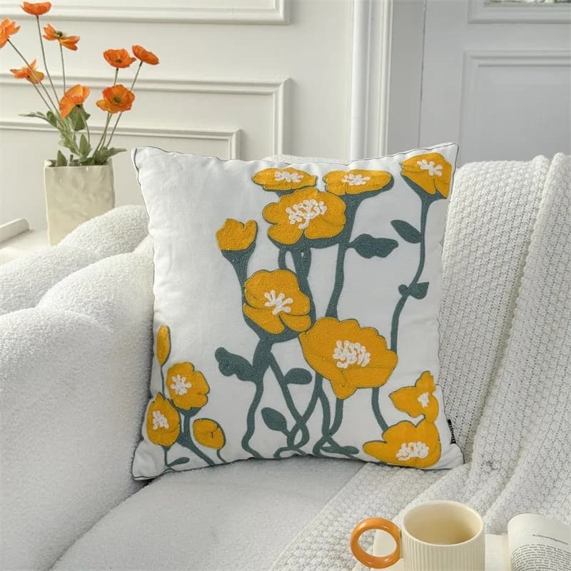 Capa de almofada decorativa branca com flores amarelas e folhas verdes em estilo moderno para sofá