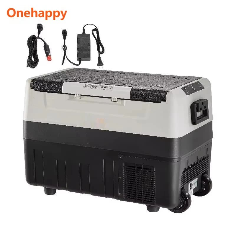 Refrigerador portátil preto e cinza com rodas e alça, fácil de carregar, com detalhes das rodas e puxadores laterais.