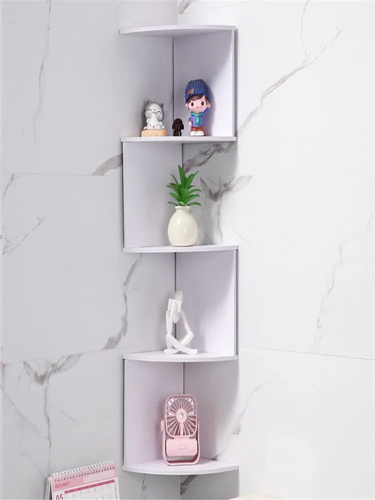 Prateleira de parede branca estilosa com design moderno exibindo objetos decorativos