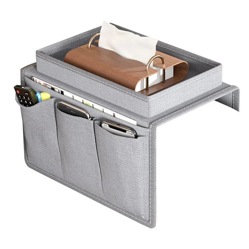 Organizador cinza para braço de sofá com suporte para lenços, bolsos para celulares e controle remoto