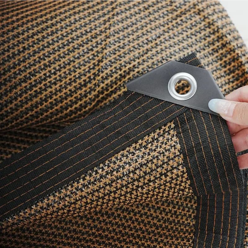 Detalhe do toldo tela de sombreamento marrom com ilhós metálico reforçado para fixação