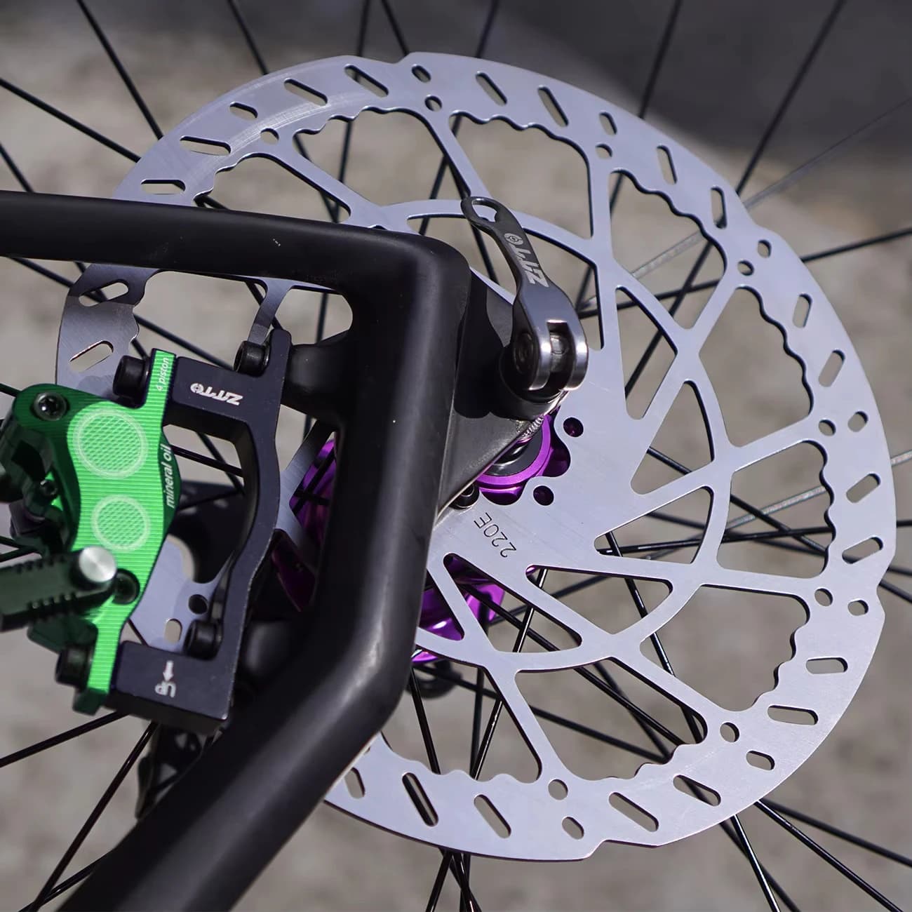 Roda de bicicleta com rotor de freio a disco 220mm e adaptador ZTTO verde instalado