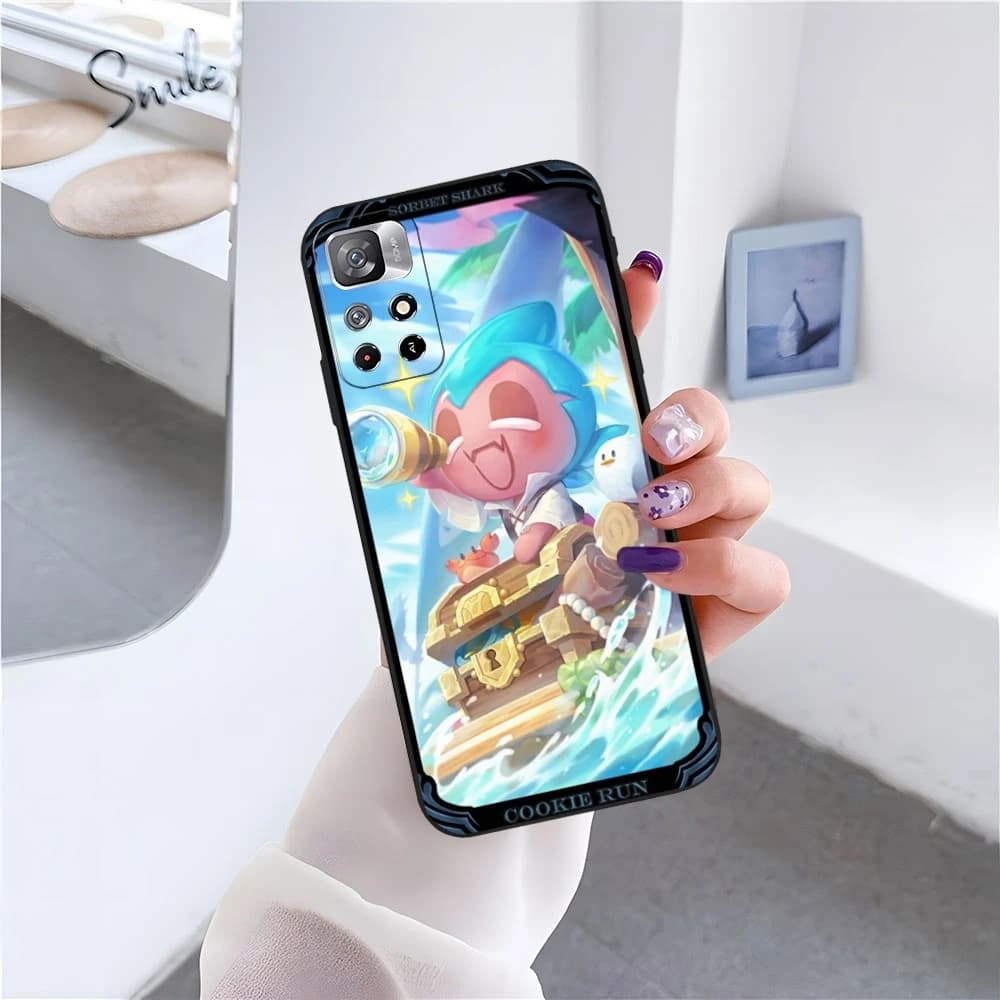 Capa azul para Xiaomi Poco com estampa temática Cookie Run Kingdom personagem sorridente no mar