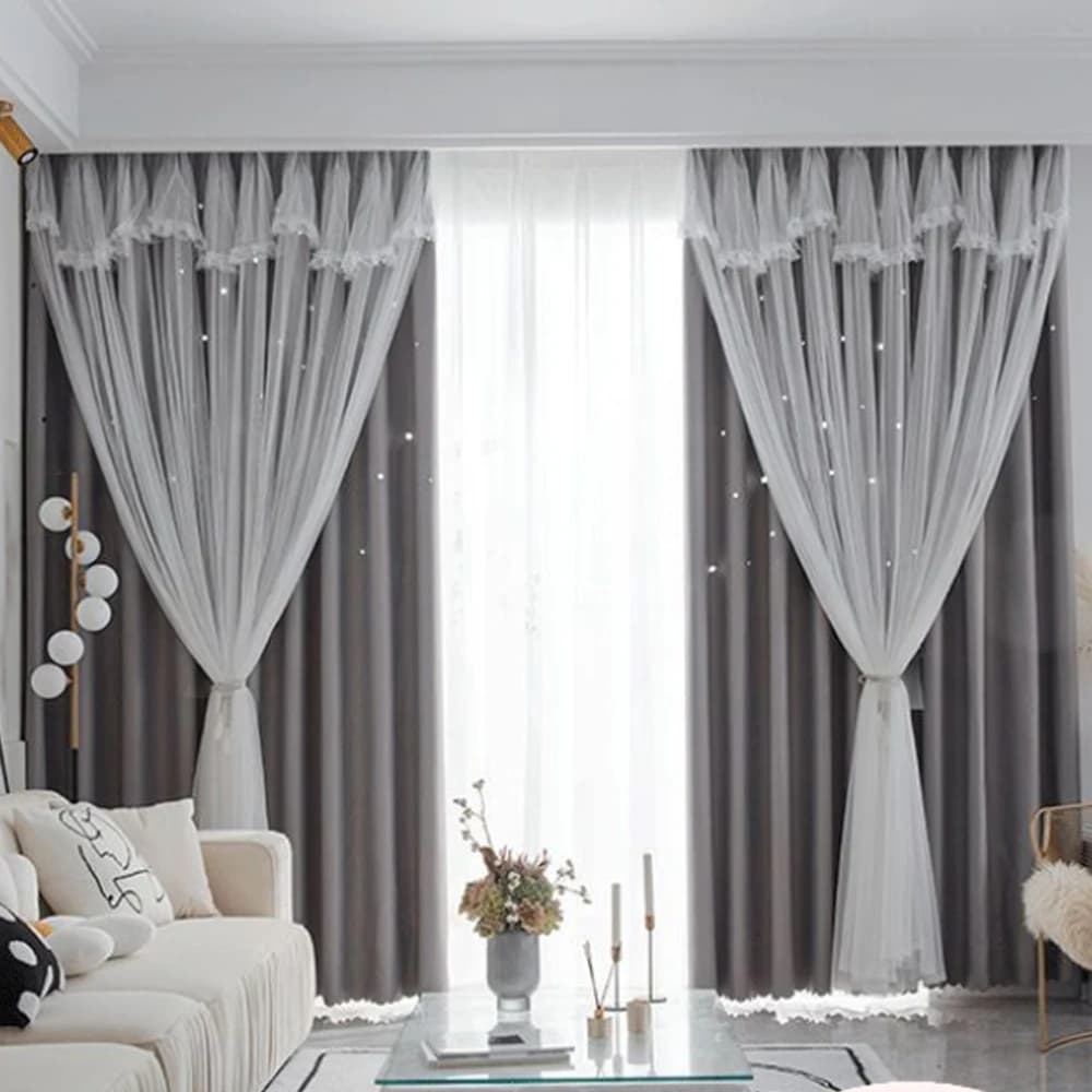 Cortina blackout cinza com tule branco e recortes de estrelas para sala moderna