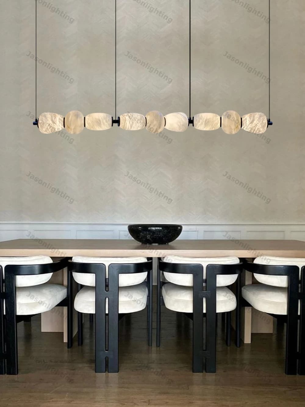 Lustre linear moderno preto com pedras de mármore iluminadas para sala de jantar elegante