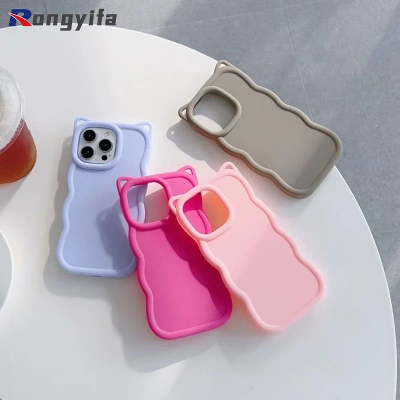 Capas para celular Poco Xiaomi em silicone macio nas cores lilás, rosa, bege e vermelho com design ondulado