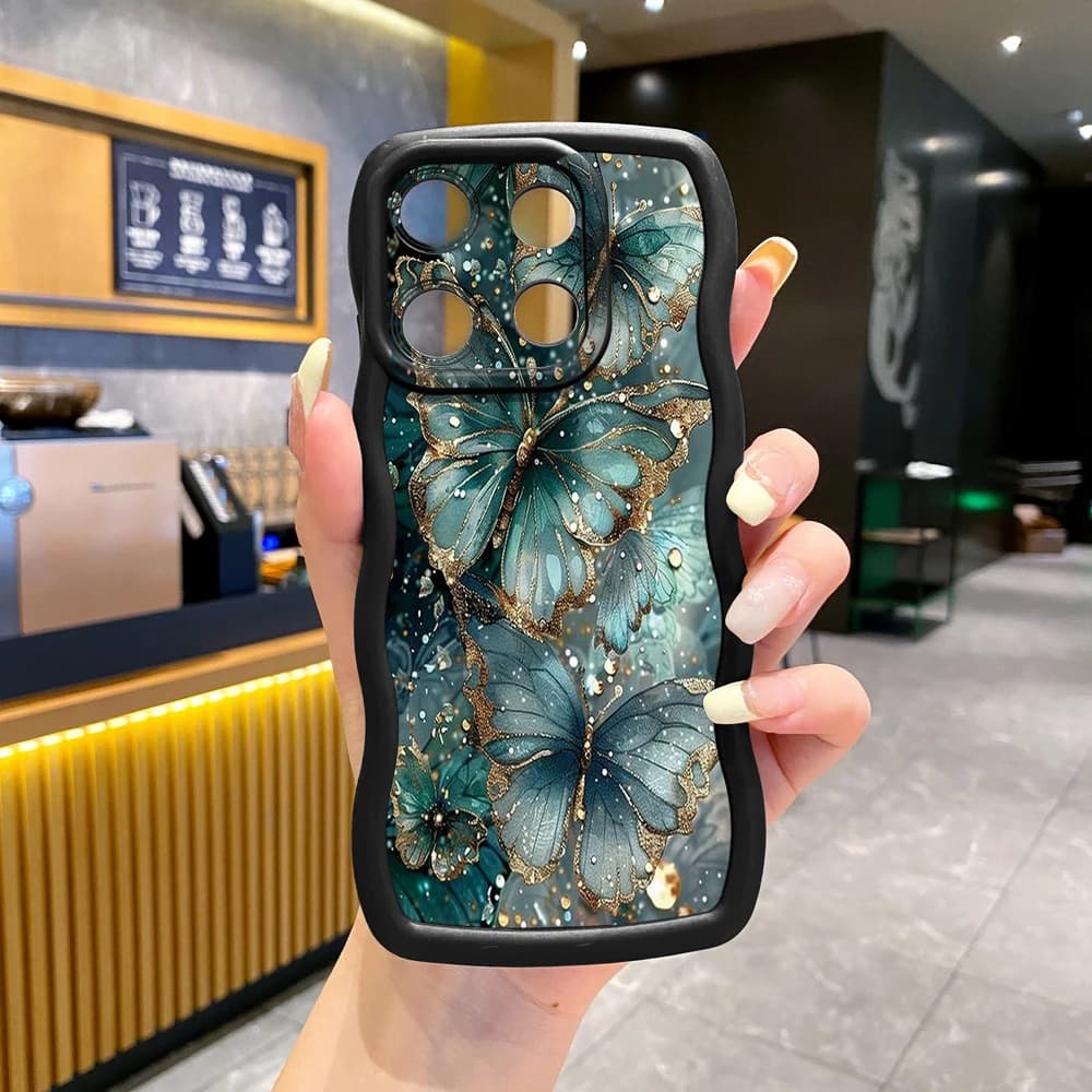 Capa preta para Xiaomi Redmi Note 14 com borboletas verdes e detalhes dourados em silicone resistente