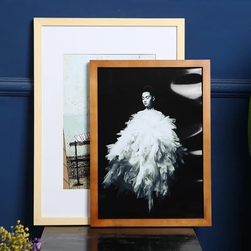 Quadro moderno de madeira com pintura em preto e branco de mulher com vestido branco