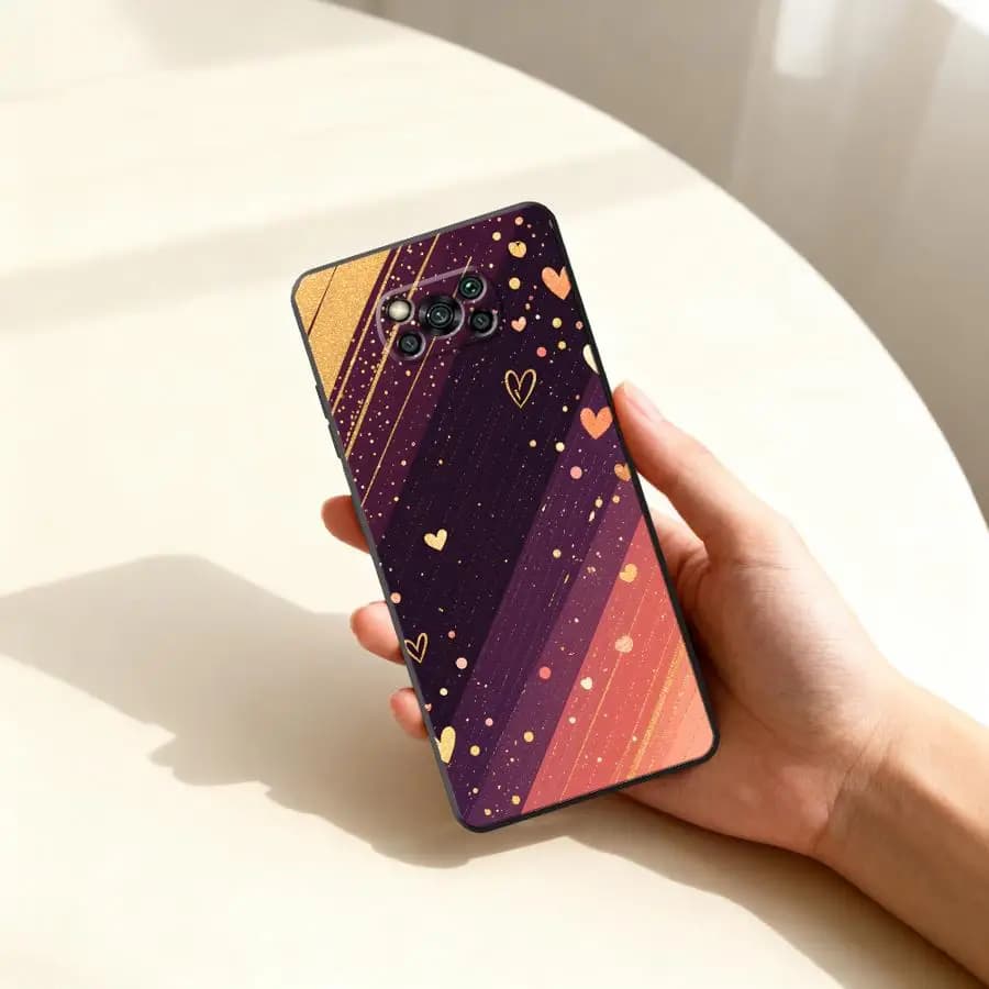Capa para celular Xiaomi Poco com estampa de corações dourados e fundo roxo com detalhes em laranja