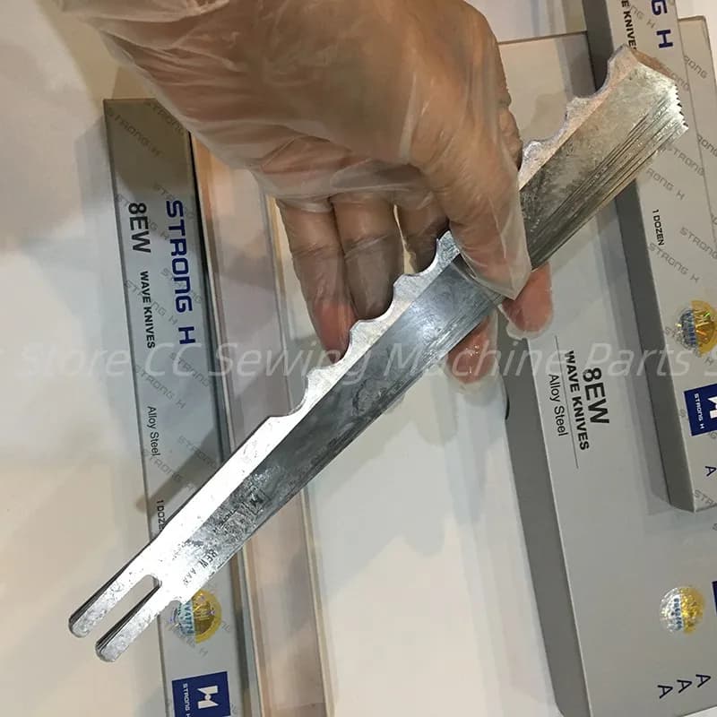 Faca H Forte em aço liga com lâmina ondulada, detalhe de corte e encaixe para máquina