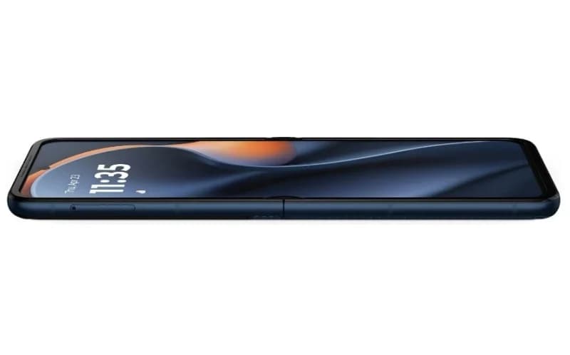 Motorola Moto Razr 60 5G azul aberto plano com tela ligada e dobradiça visível