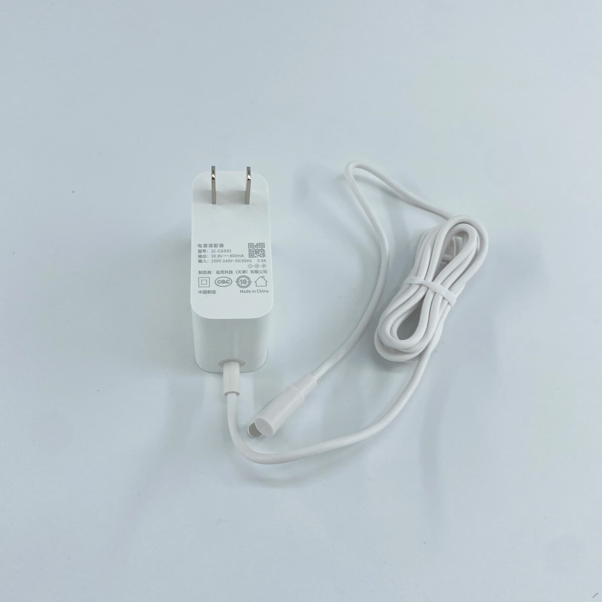 Carregador branco para aspirador Xiaomi 1C K10 G9 G10 com plugue EU e especificações técnicas visíveis