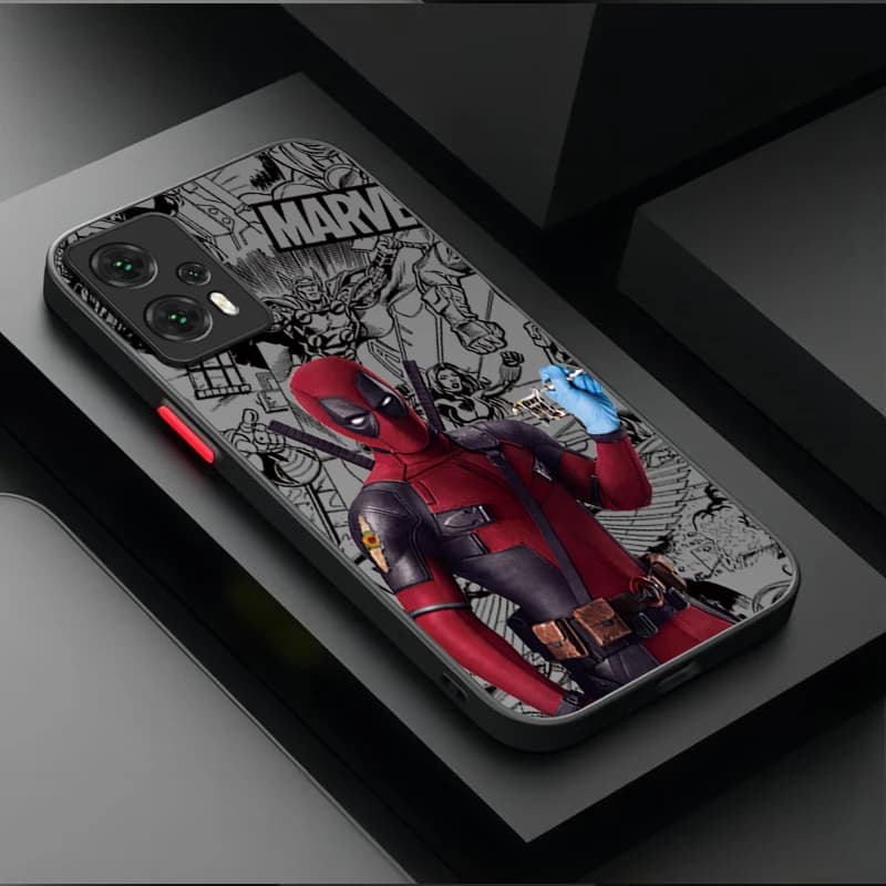 Capa fosca preta Marvel Deadpool para Xiaomi Poco com design de quadrinhos e personagem Deadpool vermelho
