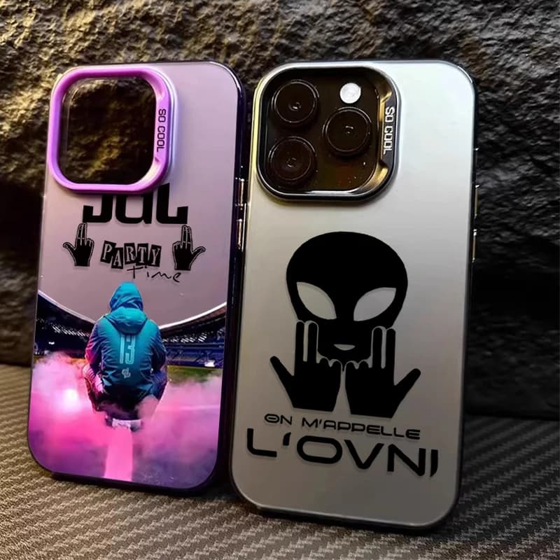 Capa protetora para smartphone com design gráfico de rapper e alienígena, roxa e cinza metálico.