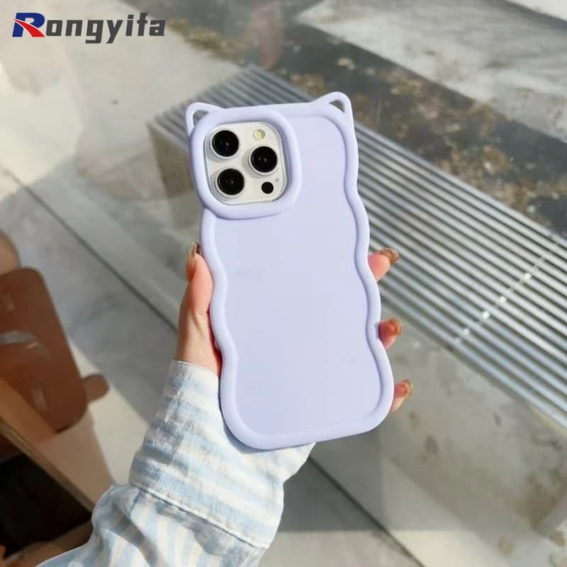 Capa para celular Poco Xiaomi em silicone macio lilás com design ondulado e detalhes em formato de orelhas