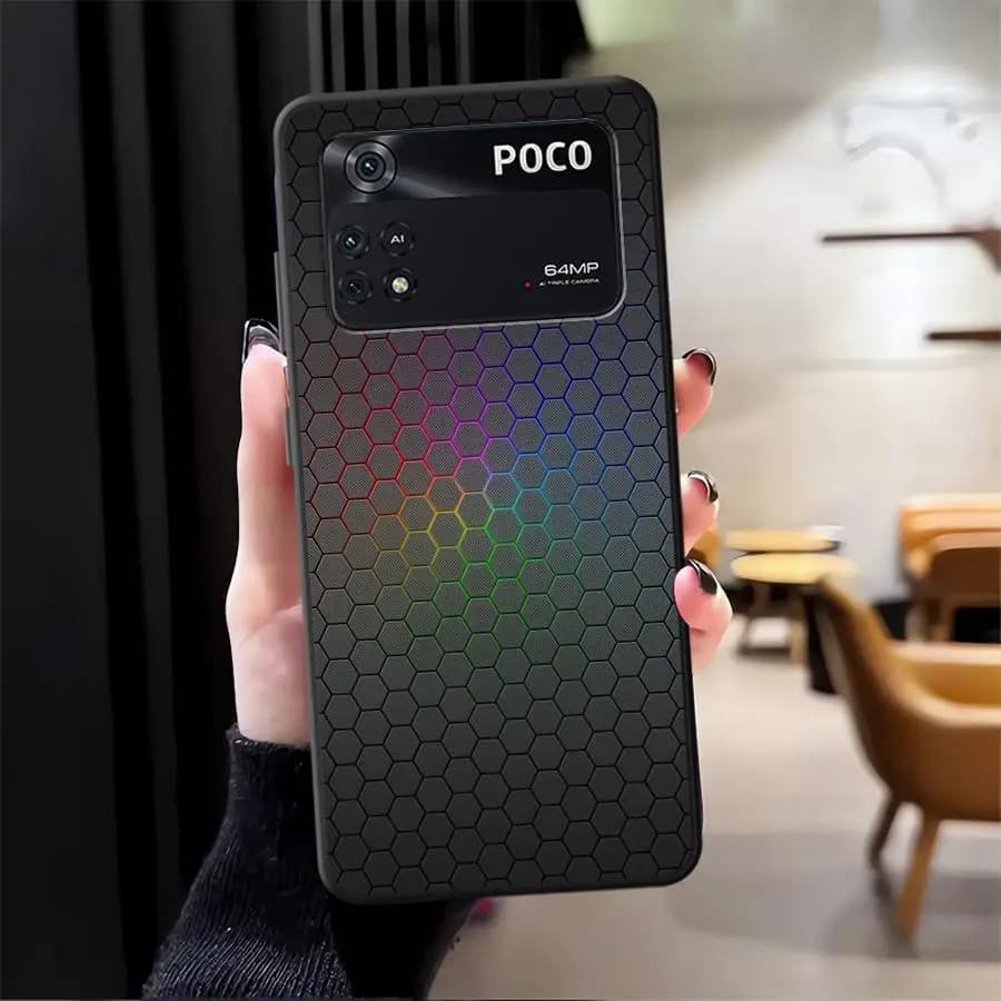 Capa para celular Poco preta com textura hexagonal e efeito fibra de carbono, destacando logo e câmera 64MP