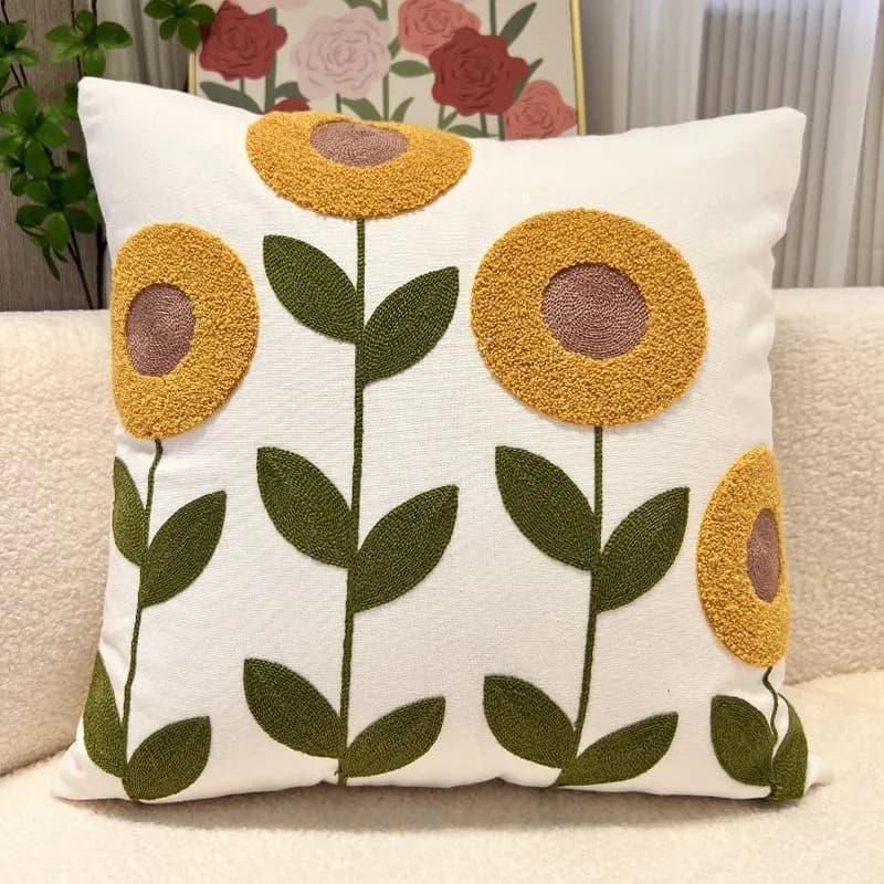 Capa de almofada quadrada bege com estampa floral 2D amarela e folhas verdes em tecido texturizado