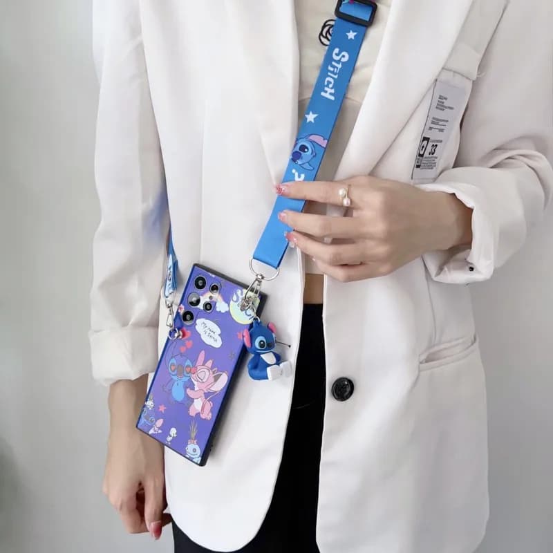 Pessoa usando capa azul do Stitch com cordão ajustável para celular Xiaomi Redmi 6