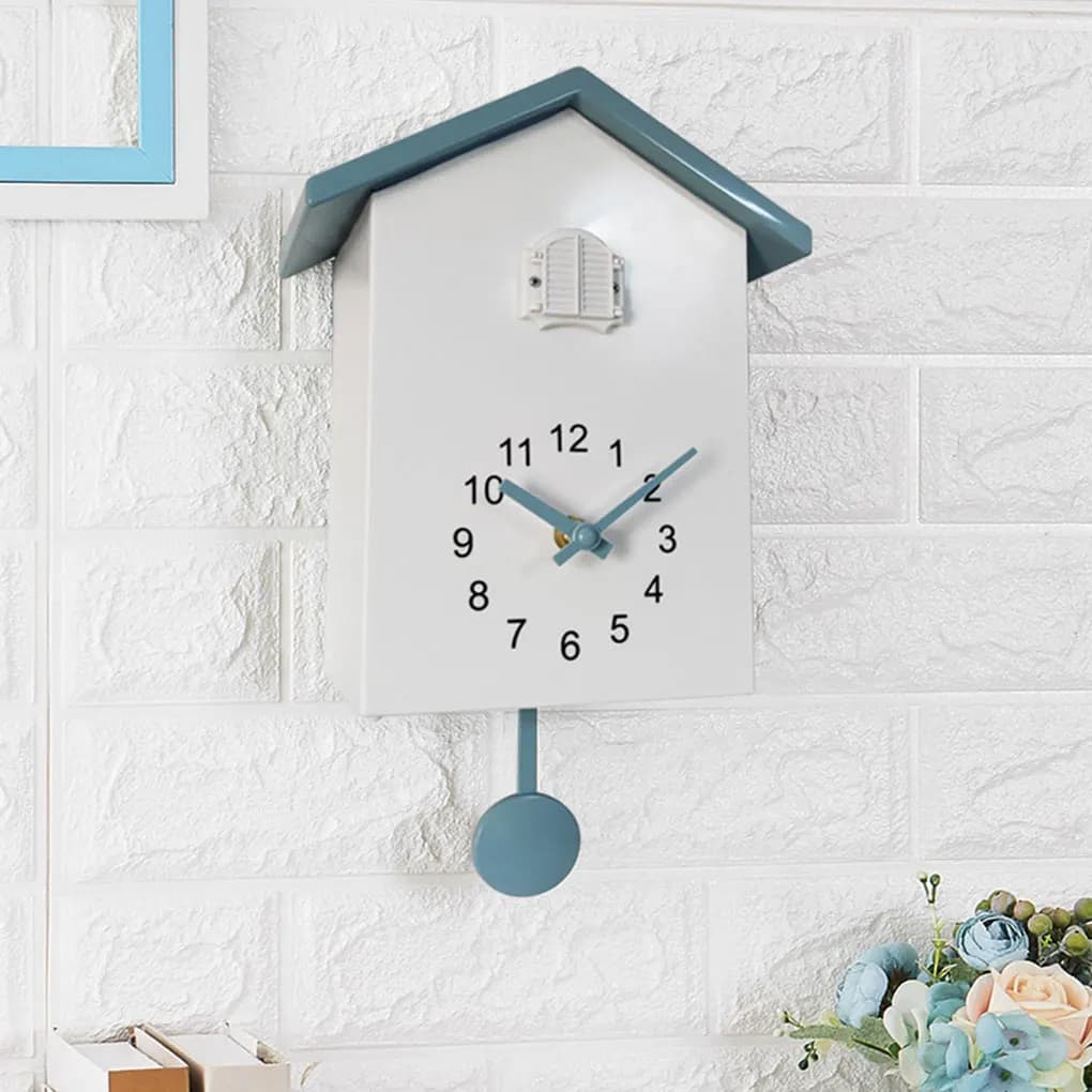 Relógio de parede com design de cuco branco e azul, números grandes e claros, fundo de tijolos brancos