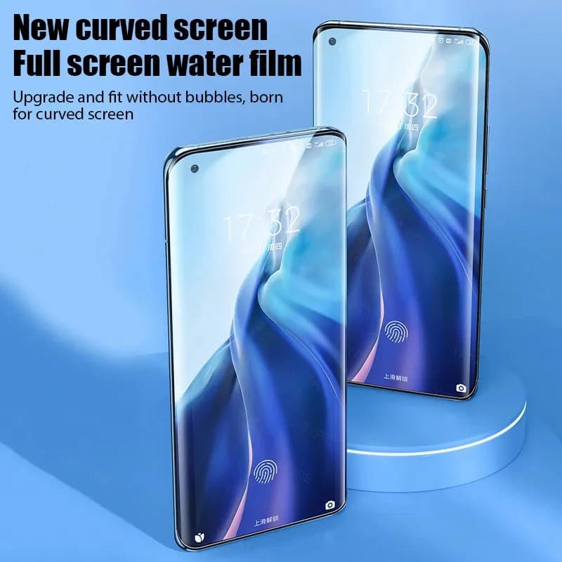 Película de hidrogel transparente para smartphone em uma mão com fundo branco