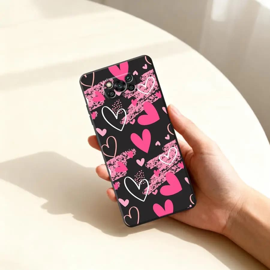 Capa preta para Xiaomi Poco F4 com design de corações rosa e branco em padrão artístico