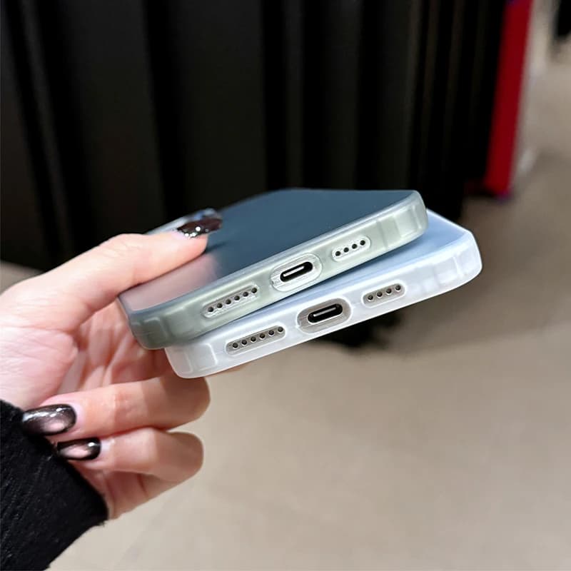 Detalhe das bordas e acabamento das capas para celular Marvel Iron Man em cores cinza e branco para Xiaomi POCO