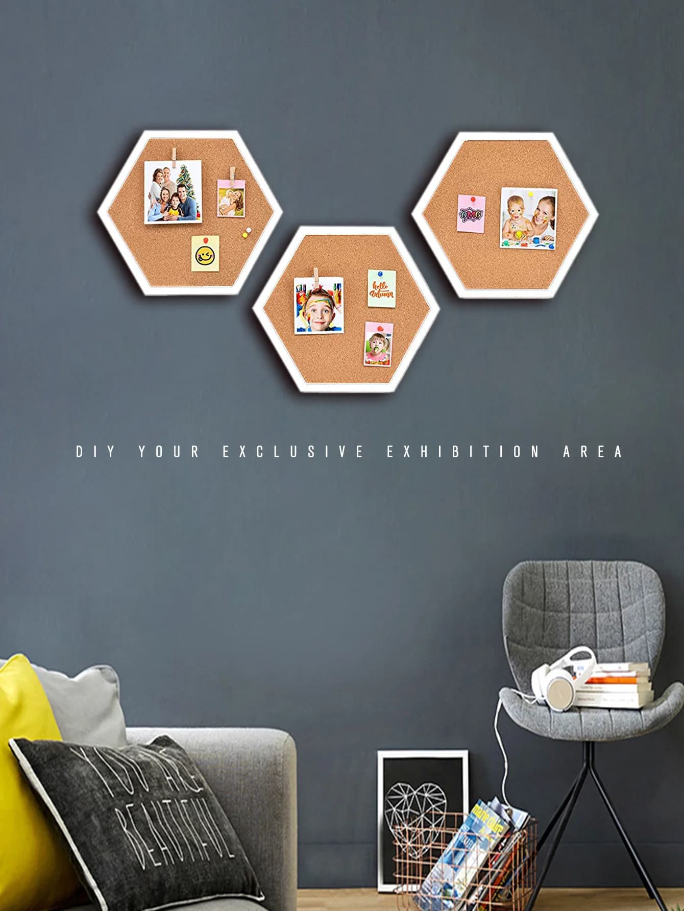 Conjunto de três quadros de avisos hexagonais em cortiça com moldura branca decorando parede cinza em sala moderna