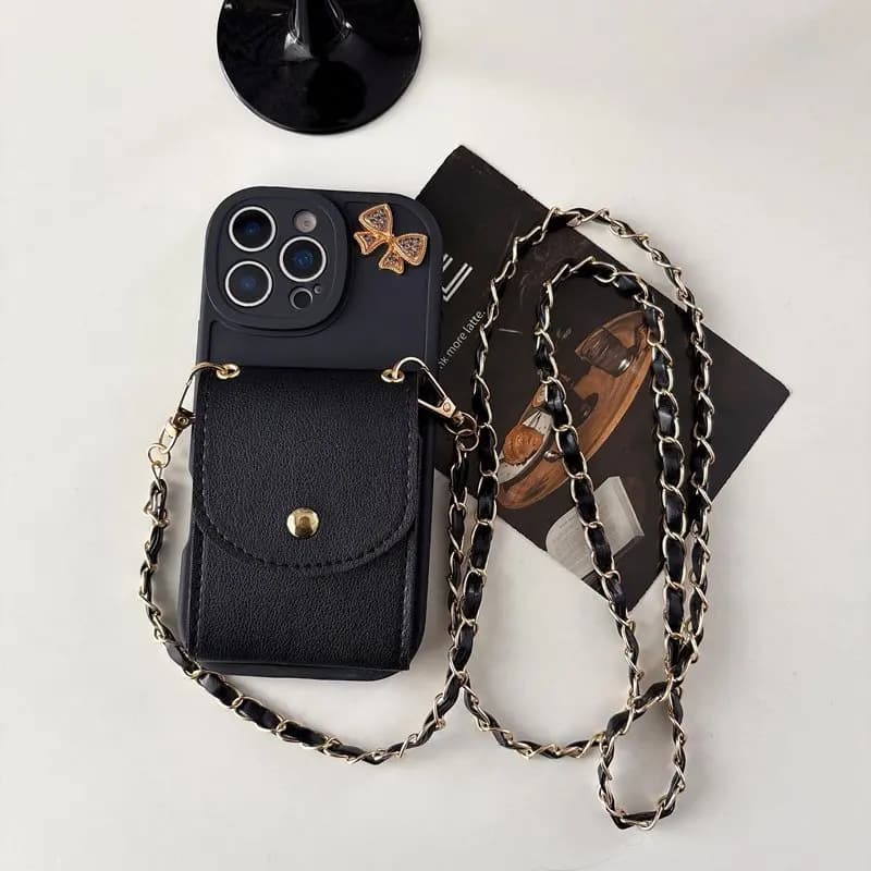 Capas de telefone estilo carteira com correntes e cadeados dourados, uma branca e outra preta.