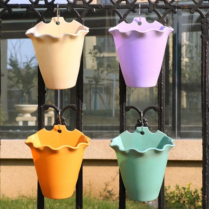 Quatro vasos de flores para parede Jácotei em plástico colorido pendurados em grade metálica
