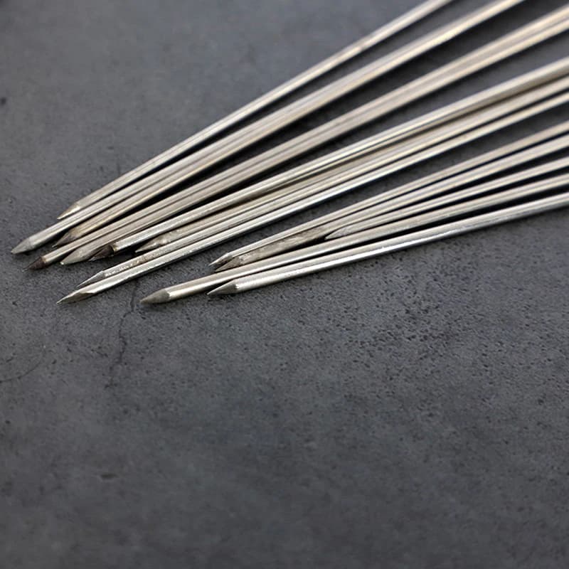 Detalhe das pontas afiadas dos espetos de churrasco domésticos inox resistentes à corrosão