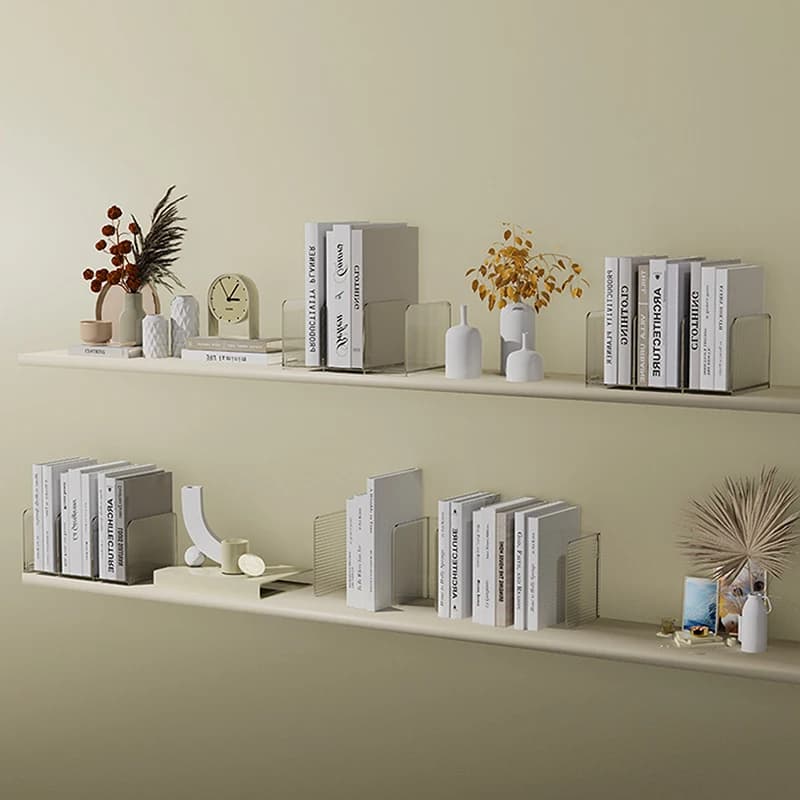 Suporte para livros verde translúcido em plástico exibido em prateleiras com decoração minimalista