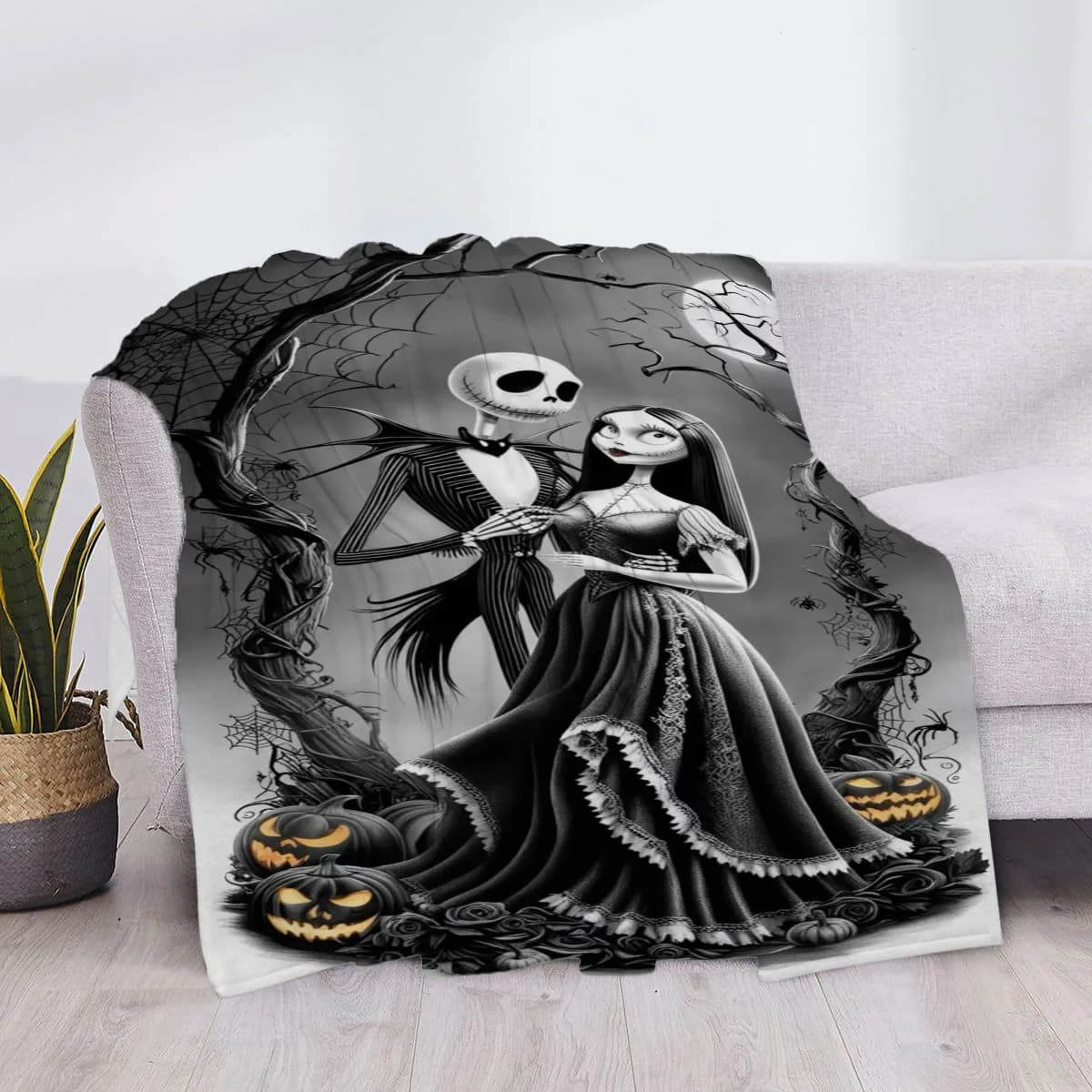 Cobertor microfibra preto com estampa Jack Skellington e Sally em estilo gótico macio