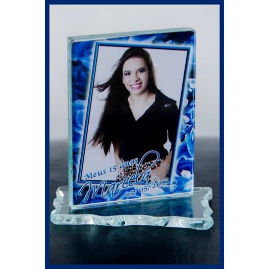 Porta retrato de vidro azul personalizado com foto e texto 'Meus 15 anos'.