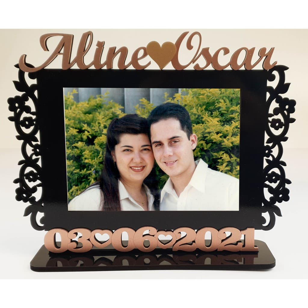 Porta retrato personalizado com nomes Aline e Oscar e data 03/06/2021
